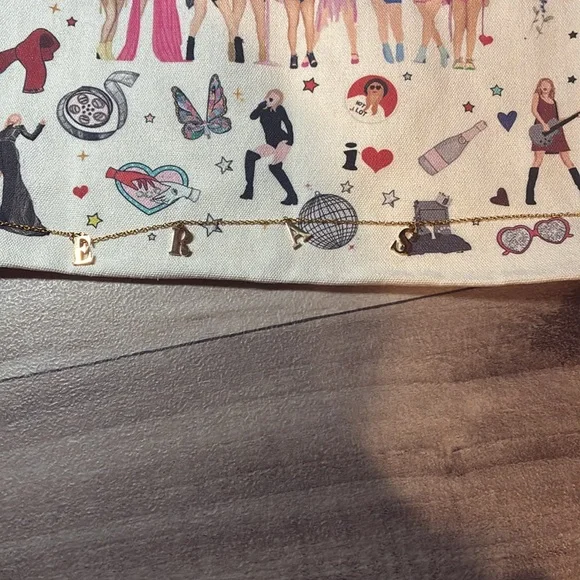 Taylor Swift Bundle - Picture 4 of 4